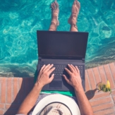 Symbol Arbeit am Pool Workation Laptop quadrat Foto iStock Zoff Photo